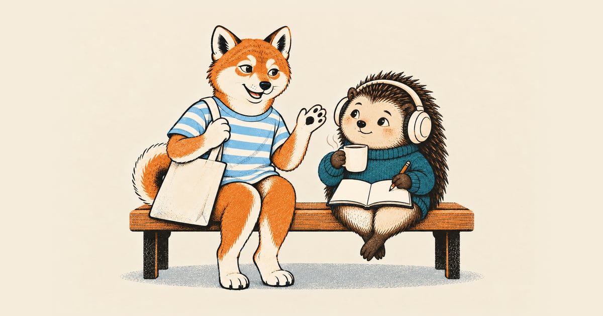Ein Shiba in gestreiftem Pulli und ein Igel mit Kopfhörern sitzen auf derselben Bank: Der Shiba winkt lachend und redet ohne Pause, der Igel hält eine Tasse Tee und zeichnet still in sein Heft