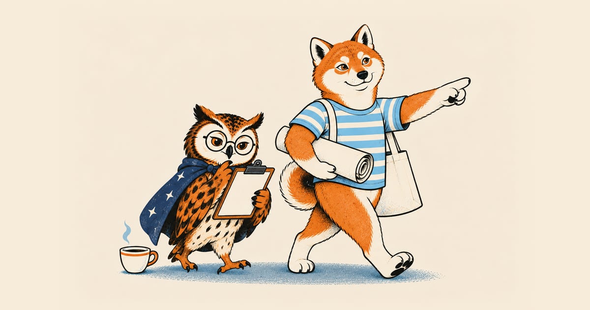 Ein Shiba in gestreiftem Shirt hält eine Projektmappe unterm Arm und zeigt schwungvoll die Richtung an, hinter ihm folgt eine Eule mit Brille und prüft mit einem Klemmbrett gewissenhaft nach