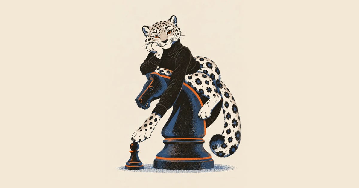 米白紙面上,穿黑色高領毛衣的雪豹趴在一枚巨大的西洋棋騎士棋子上,一手托腮,另一手把腳邊的小兵輕輕往前推。