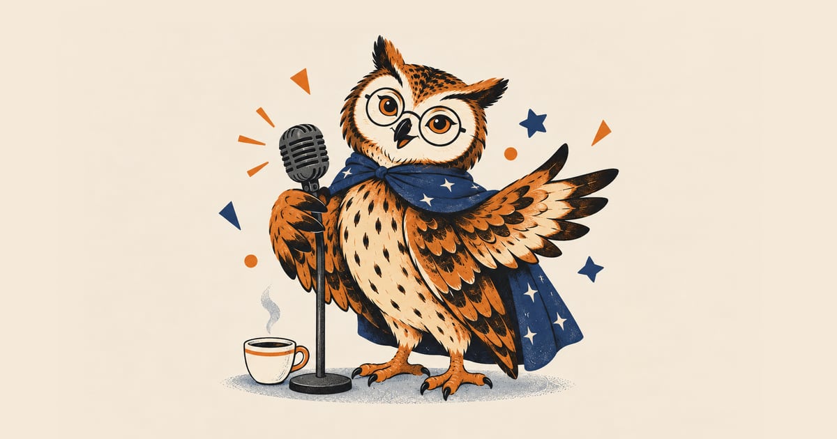 Eine Eule mit runder Brille und sternenbesetztem Umhang steht vor einem Retro-Mikrofon, spreizt einen Flügel und wirkt mitten im Vortrag, daneben Konfetti, Sterne und eine dampfende Tasse