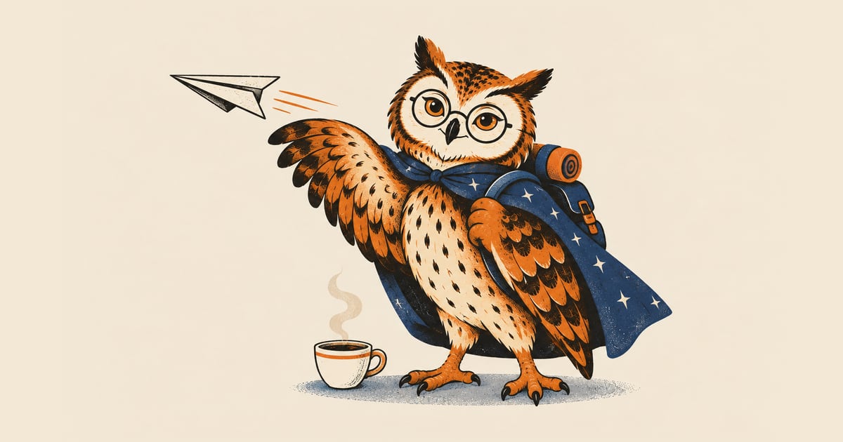 Eine Eule mit runder Brille und Sternenumhang trägt einen kleinen Rucksack, schleudert mit dem Flügel ein Papierflugzeug in die Ferne und lächelt unternehmungslustig, am Boden steht eine Tasse