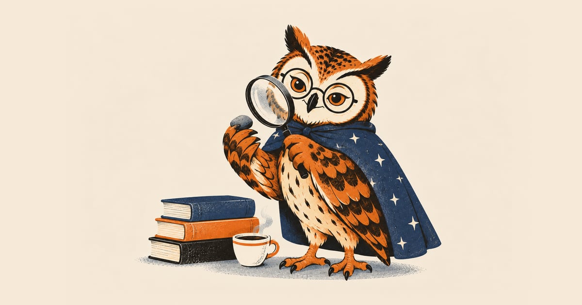 Eine Eule mit runder Brille und sternenbesetztem nachtblauem Umhang hält eine Lupe und betrachtet einen kleinen Stein auf ihrem Flügel; zu ihren Füßen stapeln sich drei Bücher neben einer Tasse Kaffee